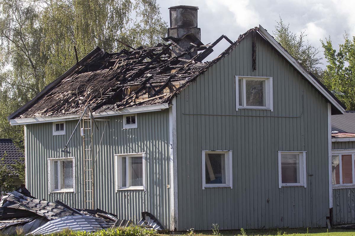 burnt roof on house - fire damage restoration in navasota tx
